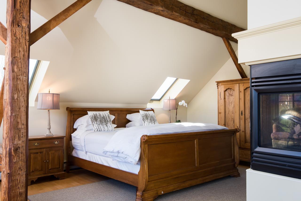 Hotel Four Columns 3*